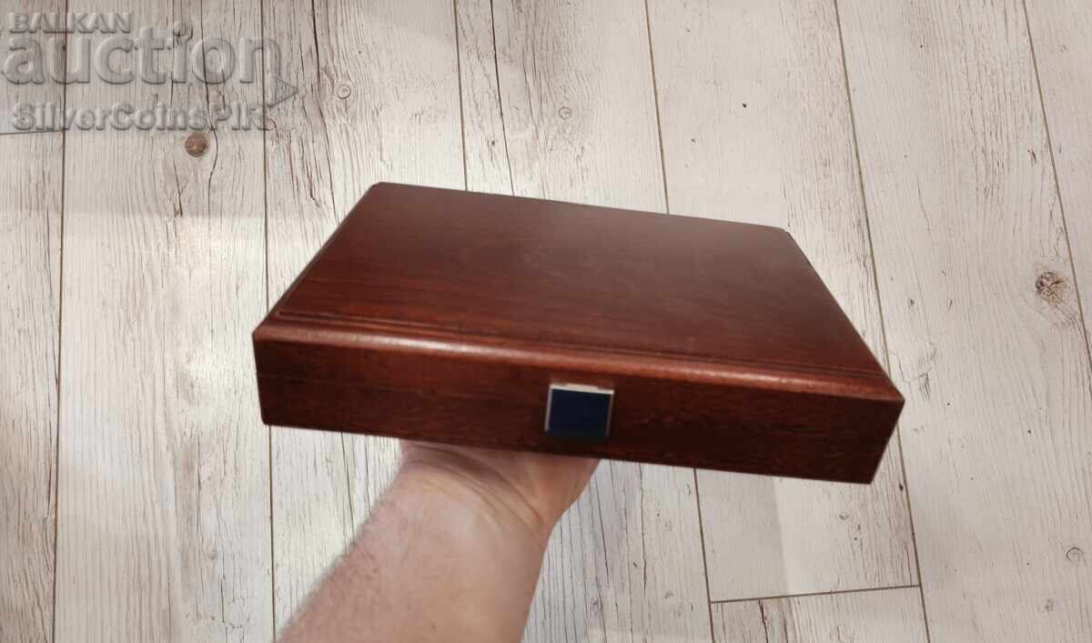 Livrarea Cutie masivă pentru 10 monede, din lemn