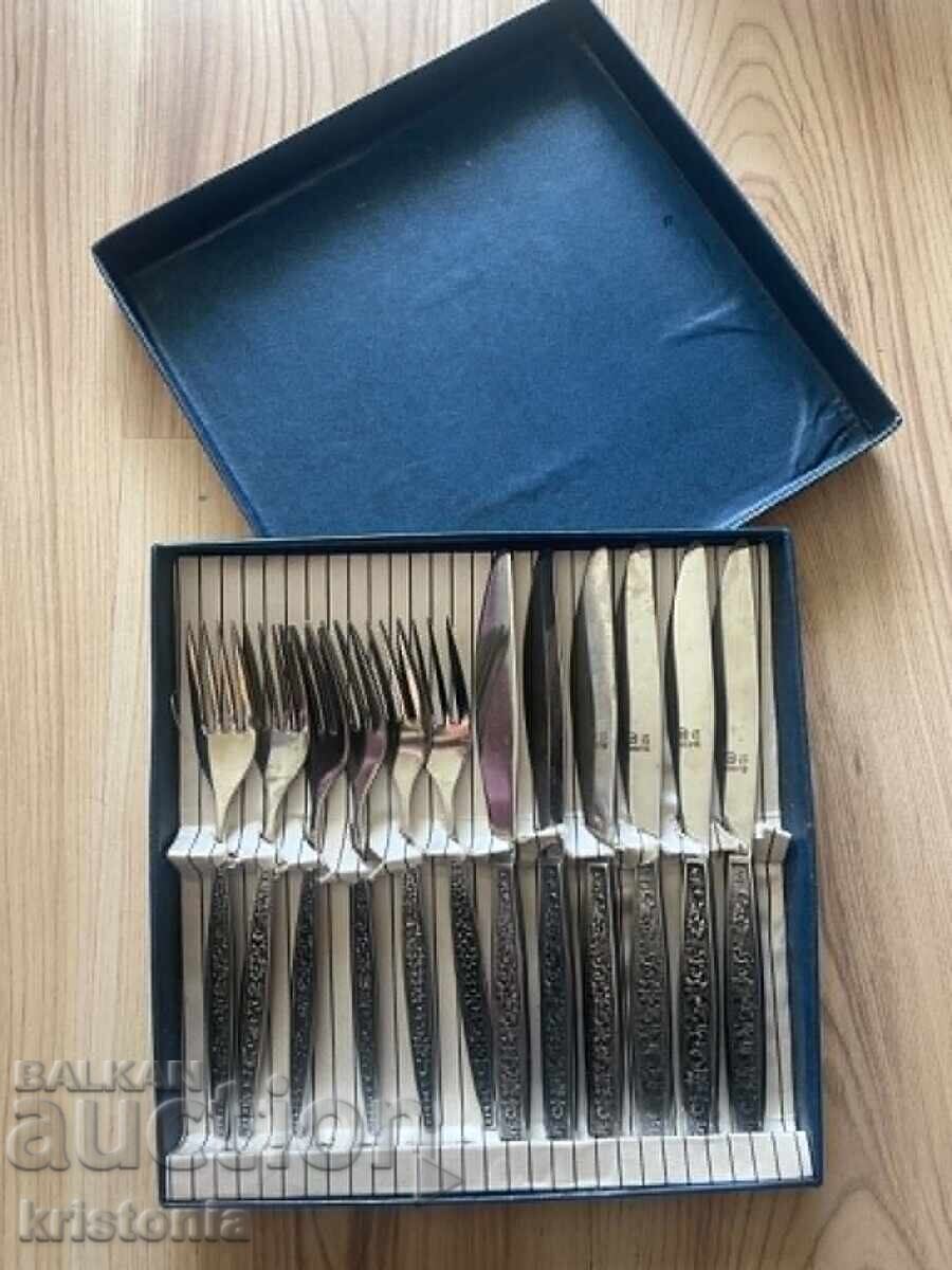 Set vechi de tacâmuri, cuțite și furculițe, câte 6 bucăți fiecare, NEFOLOSITE cu preț € 85.00 | 166.25 BGN