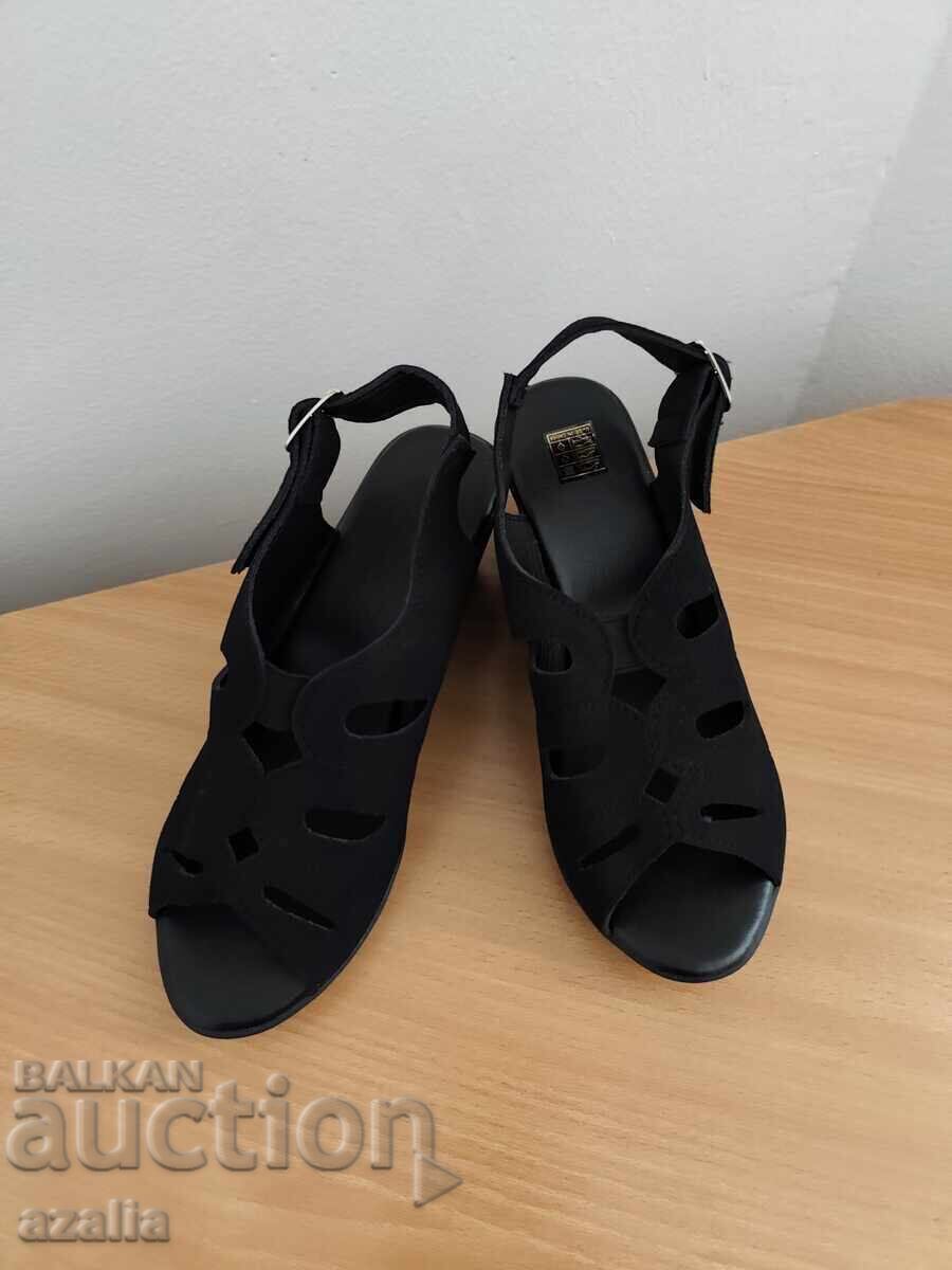 Καινούργια μαύρα πέδιλα νούμερο 36