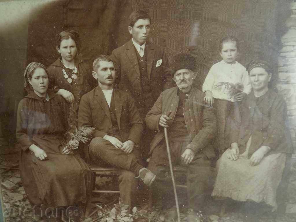 PORTRET DE FAMILIE BULGĂRESC PATRIARHAL - FOTOGRAFIE AUTENTICĂ cu preț € 7.00 | 13.69 BGN PORTRET DE FAMILIE BULGĂRESC PATRIARHAL - FOTOGRAFIE AUTENTICĂ cu preț € 7.00 | 13.69 BGN