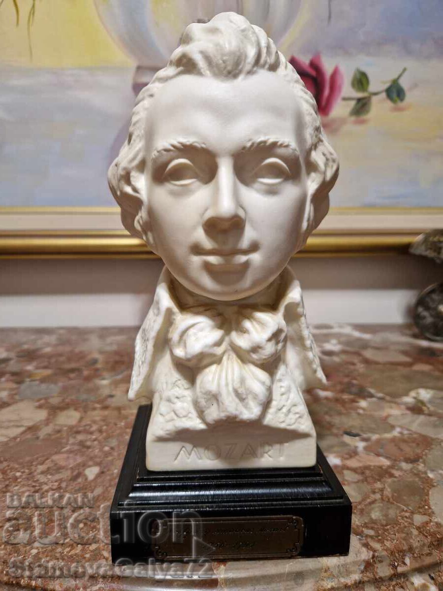 Unic bust antic din porțelan german al lui Mozart - Goebel cu preț € 166.00 | 324.67 BGN Unic bust antic din porțelan german al lui Mozart - Goebel cu preț € 166.00 | 324.67 BGN