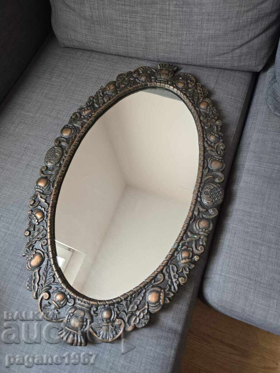 Oglindă bulgărească vintage de la mijlocul secolului al XIX-lea cu preț € 85.00 | 166.25 BGN