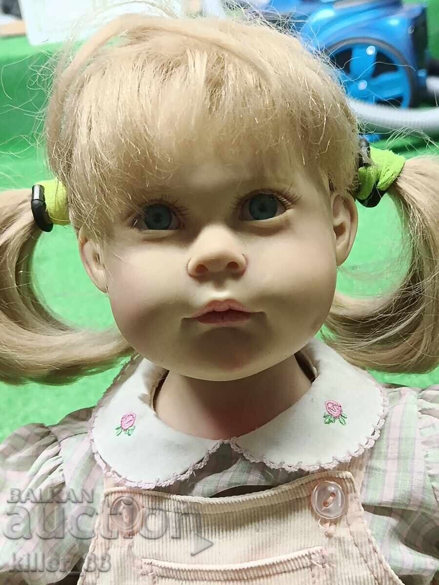 COLECȚIE DE PĂPUȘI „CHLOE” DE JULIE FISCHER cu preț € 135.00 | 264.04 BGN COLECȚIE DE PĂPUȘI „CHLOE” DE JULIE FISCHER cu preț € 135.00 | 264.04 BGN