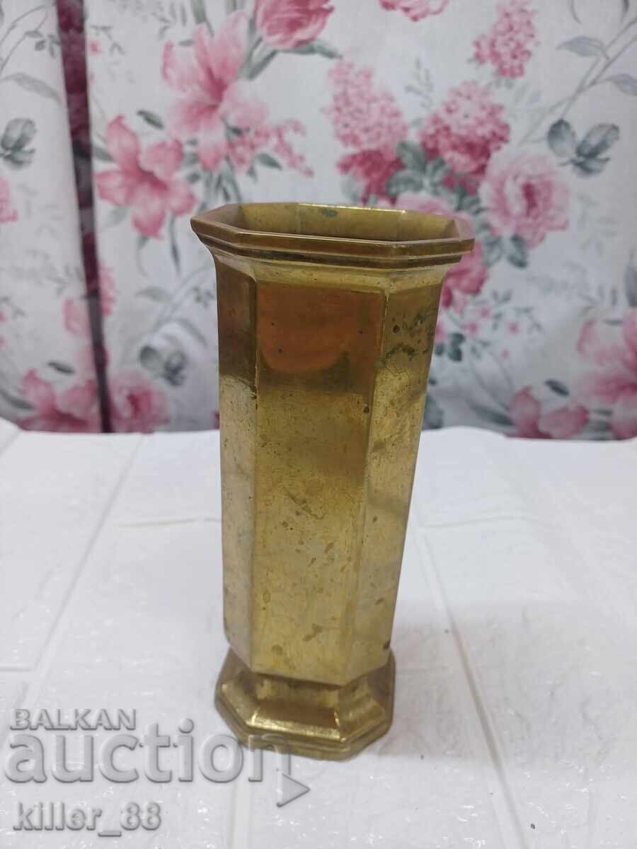 Vază veche din bronz masiv Vază veche din bronz masiv