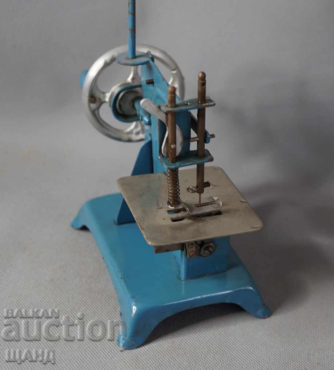 Licitație Jucărie veche din metal Mașină de cusut pentru copii