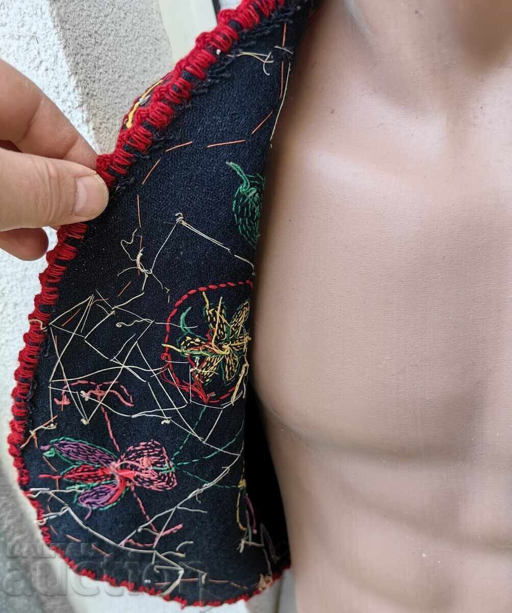 Licitație ELEK ELECHE SĂNĂTOS FĂRĂ GĂURI PORT COSTUM BRODAT Licitație ELEK ELECHE SĂNĂTOS FĂRĂ GĂURI PORT COSTUM BRODAT