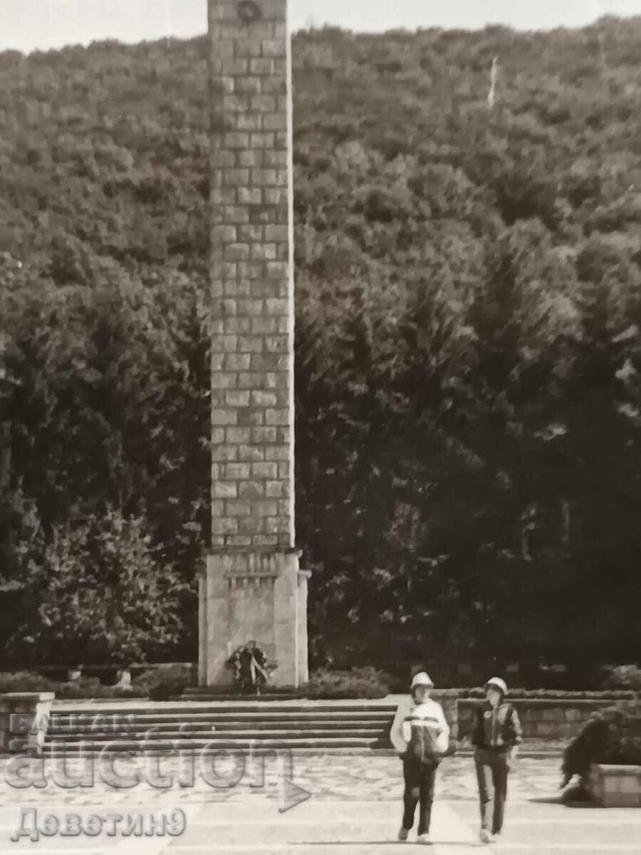 Licitație Turiști la monumentul partizan din Jerkovo