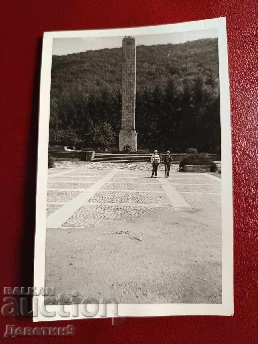 Turiști la monumentul partizan din Jerkovo