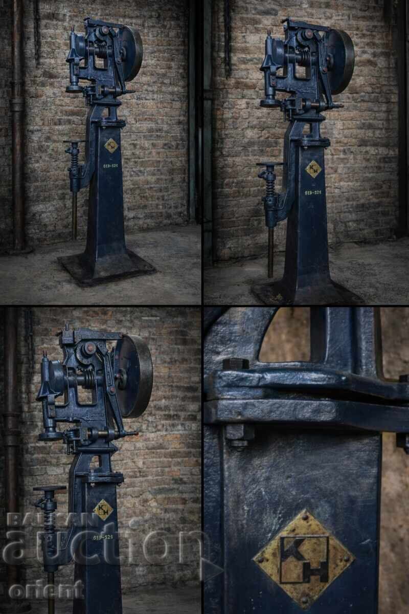 Secolul al XIX-lea, mașină industrială de colecție KARGES HAMMER cu preț € 665.00 | 1300.63 BGN Secolul al XIX-lea, mașină industrială de colecție KARGES HAMMER cu preț € 665.00 | 1300.63 BGN
