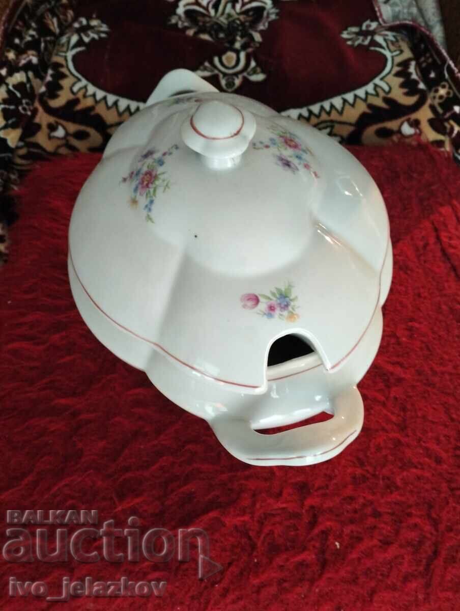 Supieră mare din porțelan cu preț € 12.00 | 23.47 BGN