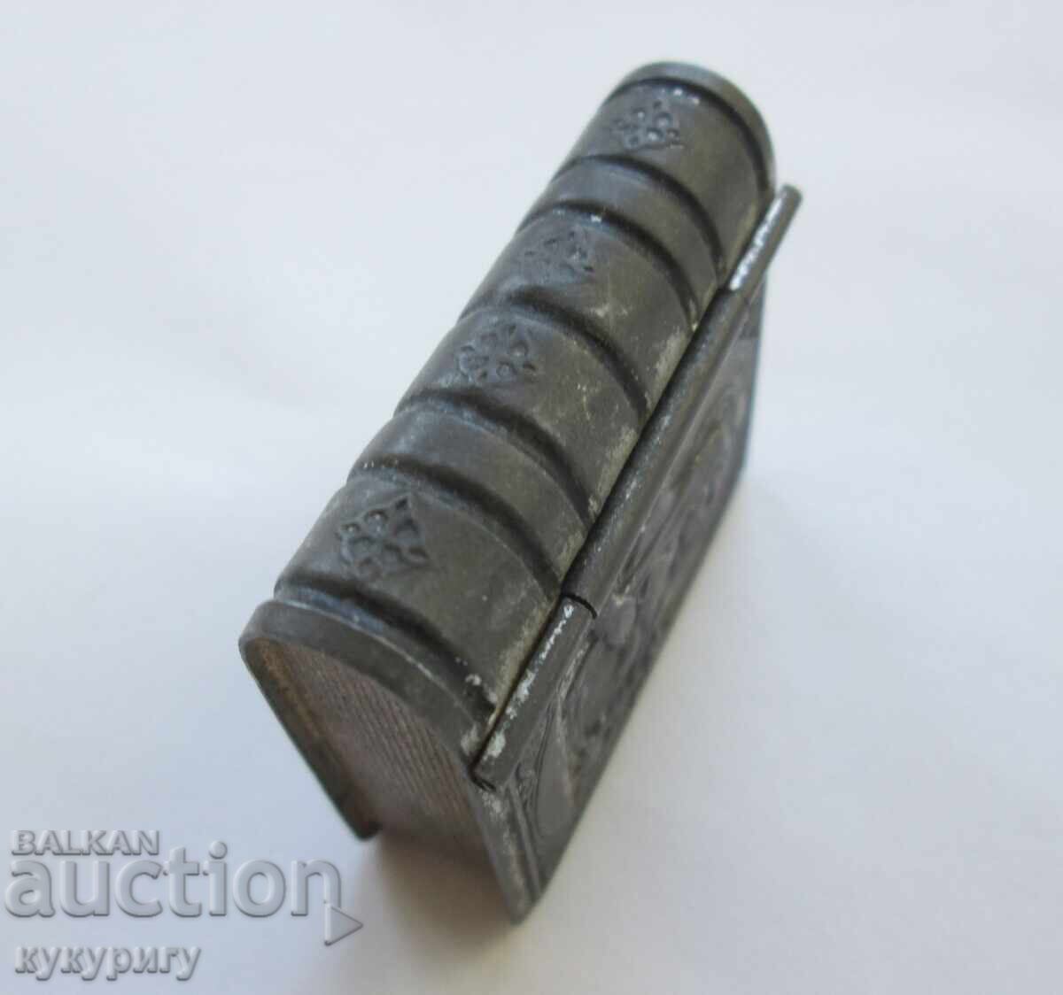 Cutiuță religioasă veche din metal cu Maica Domnului cu preț € 12.78 | 25.00 BGN