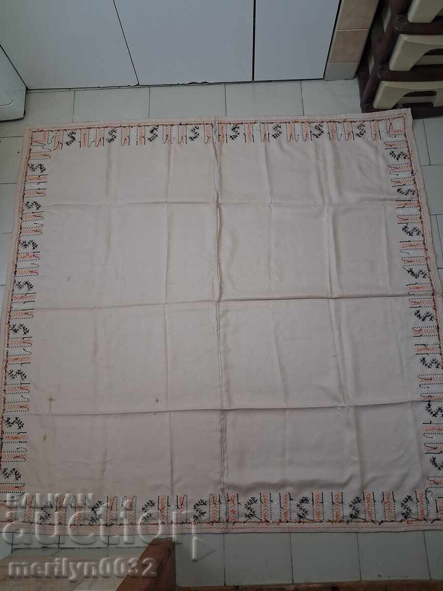Față de masă cu broderie 140/ 140 cm cu preț € 42.33 | 82.79 BGN
