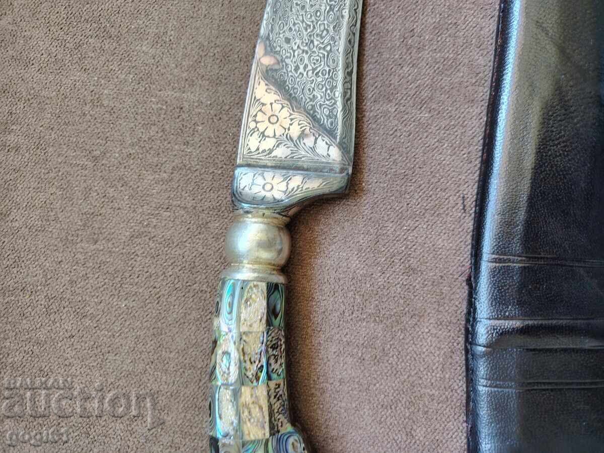 Auction  Mughal kard with a mother-of-pearl handle