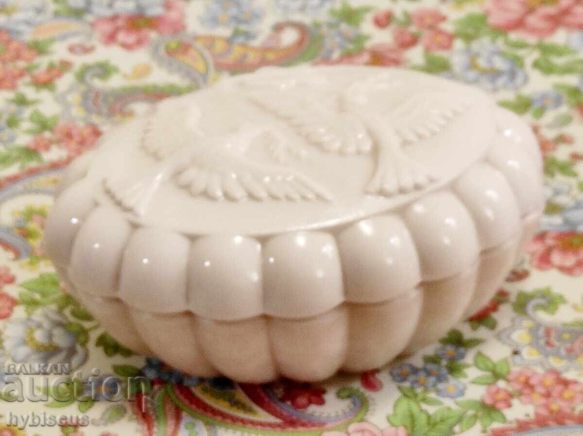 Cutie pentru bijuterii din sticlă presată, art deco cu preț € 35.00 | 68.45 BGN Cutie pentru bijuterii din sticlă presată, art deco cu preț € 35.00 | 68.45 BGN