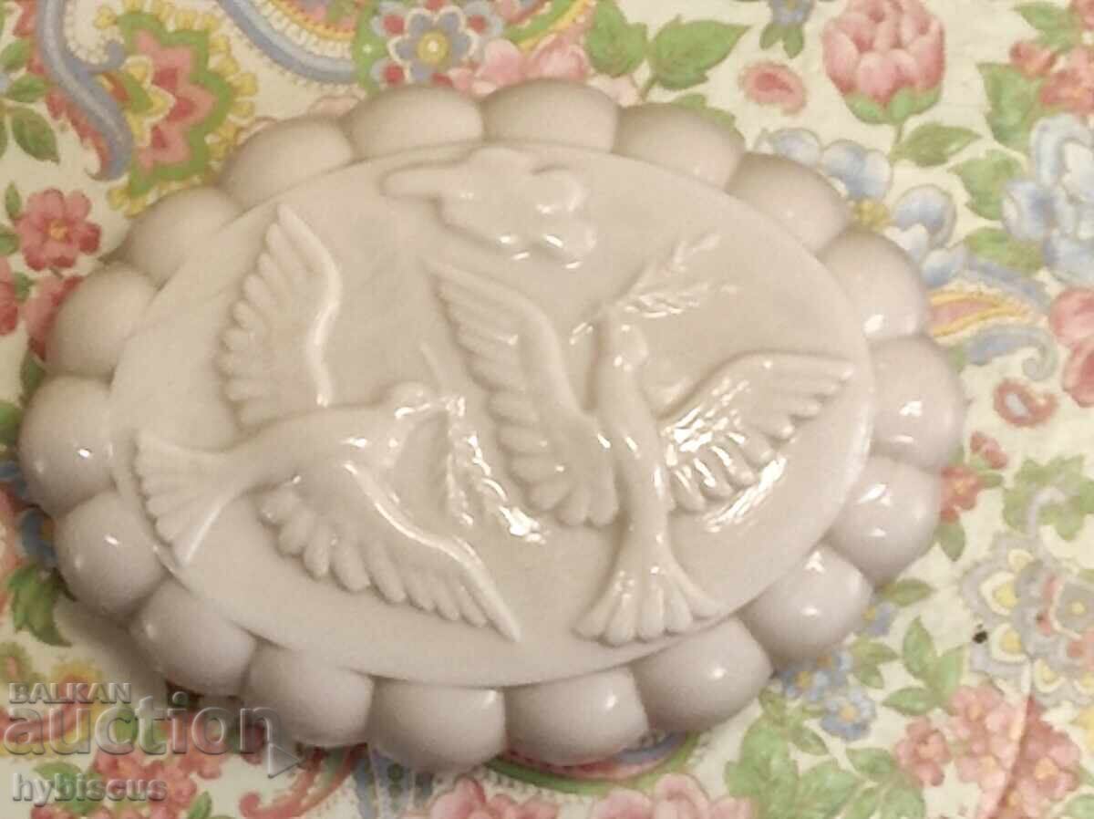Licitație Cutie pentru bijuterii din sticlă presată, art deco Licitație Cutie pentru bijuterii din sticlă presată, art deco