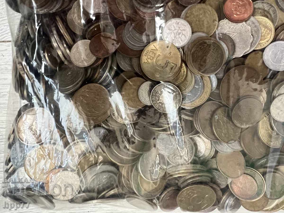 Licitație 7,5 kilograme monede din toată lumea