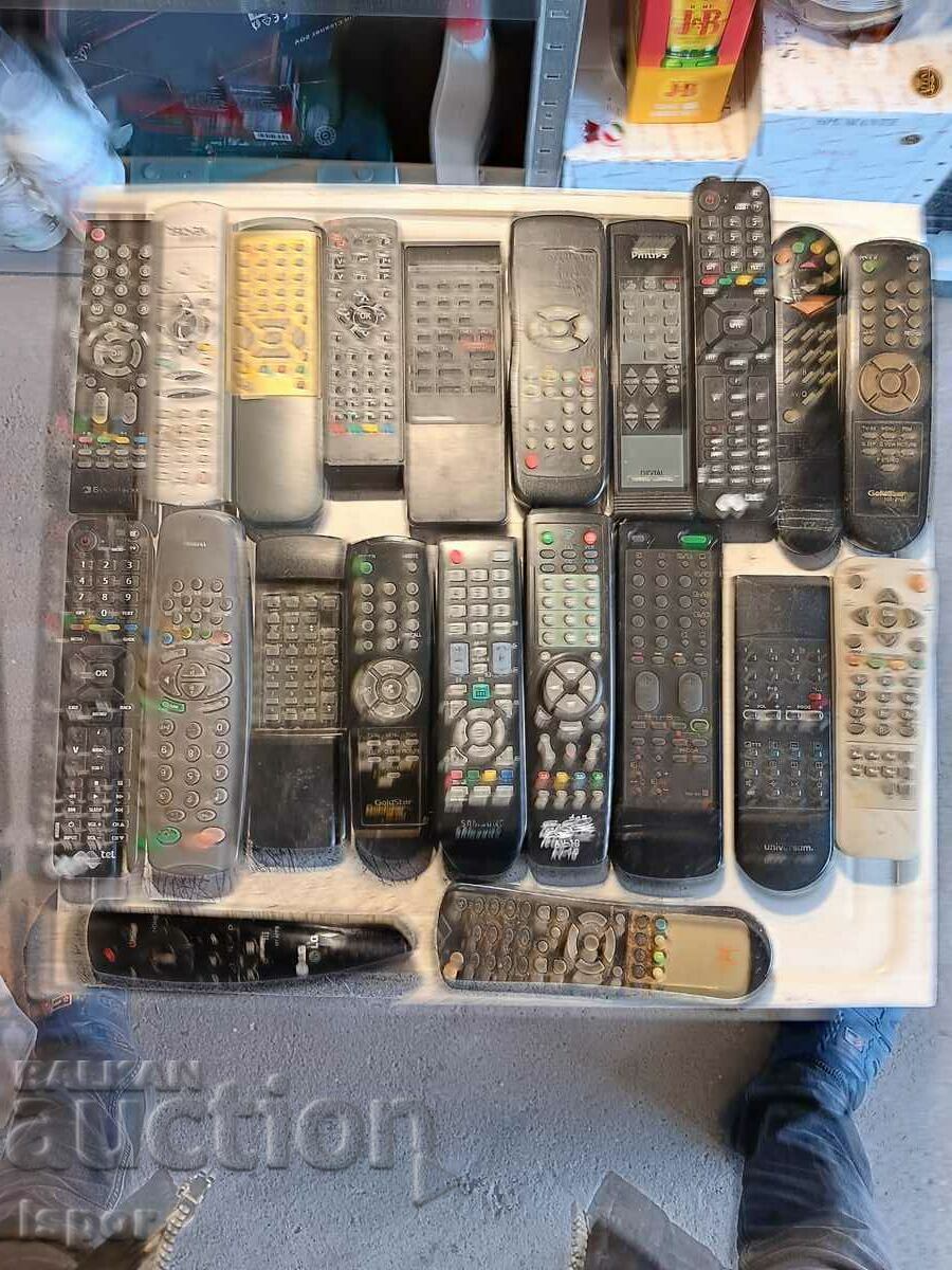 O mulțime mare de telecomenzi