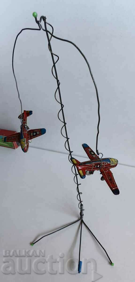 . FOARTE VECHI DE JUCĂRII AVIOURI DE TABĂ PE SUPPORT DE AVION cu preț € 3.00 | 5.87 BGN