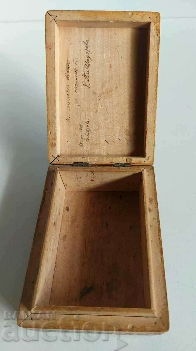 Livrarea . 1928 CUTIE VECHE DE LEMN PIROGRAFAT REGATUL BULGARIA