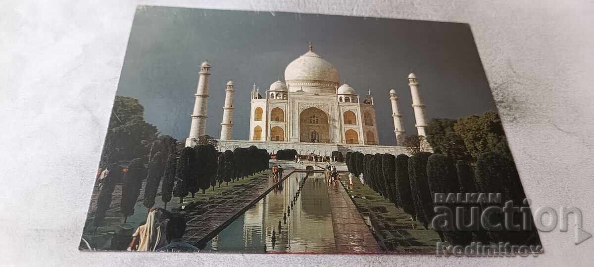 Agra: Marmura spălată de ploaie a Taj Mahalului