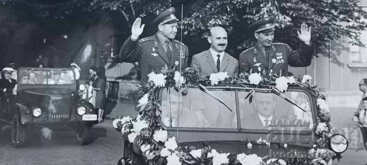 Fotografie Varna Primarul orașului cu doi cosmonauți sovietici cu preț € 2.46 | 4.81 BGN