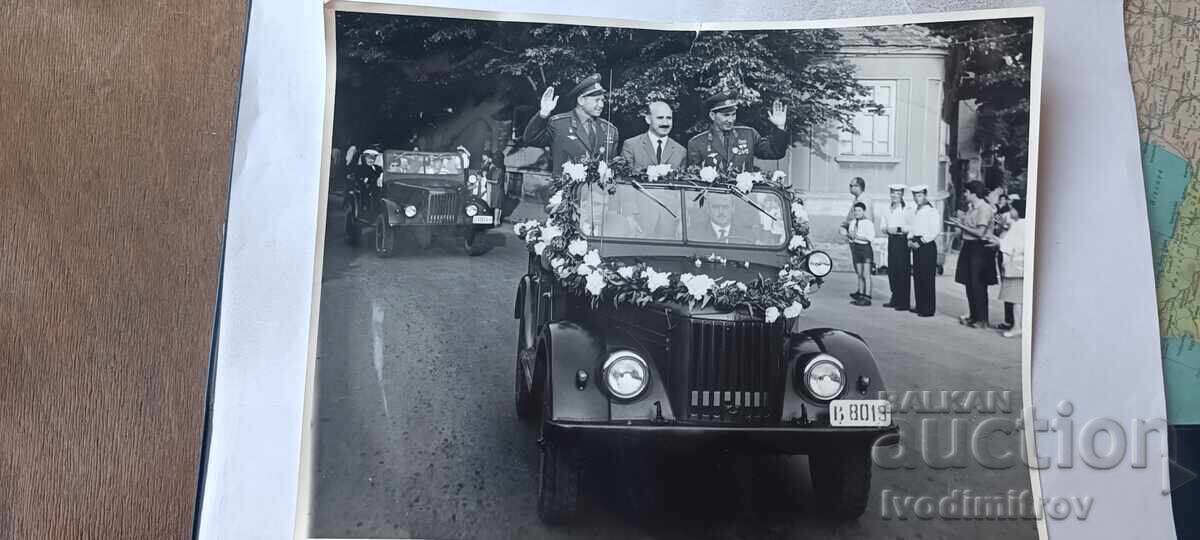 Fotografie Varna Primarul orașului cu doi cosmonauți sovietici
