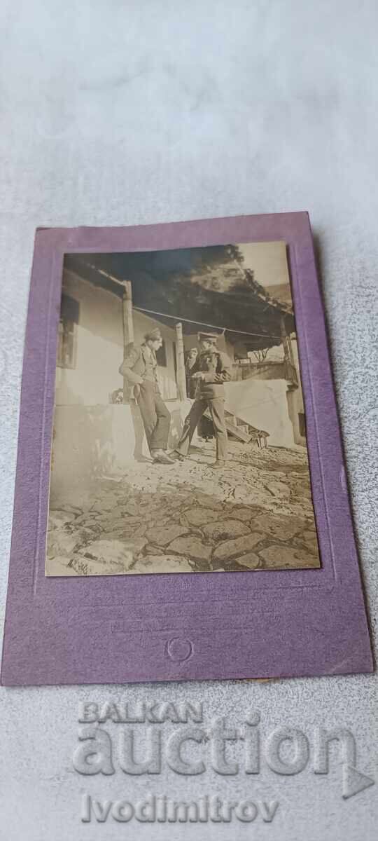 Fotografie ofițer cu cruce pentru vitejie fumând o țigară și un tânăr