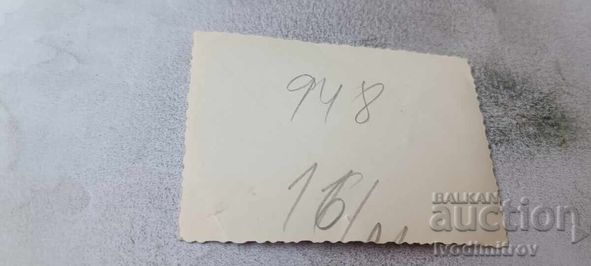 Снимка Мъже и жени на брега на морето с цена € 0.83 | 1.62 лв.