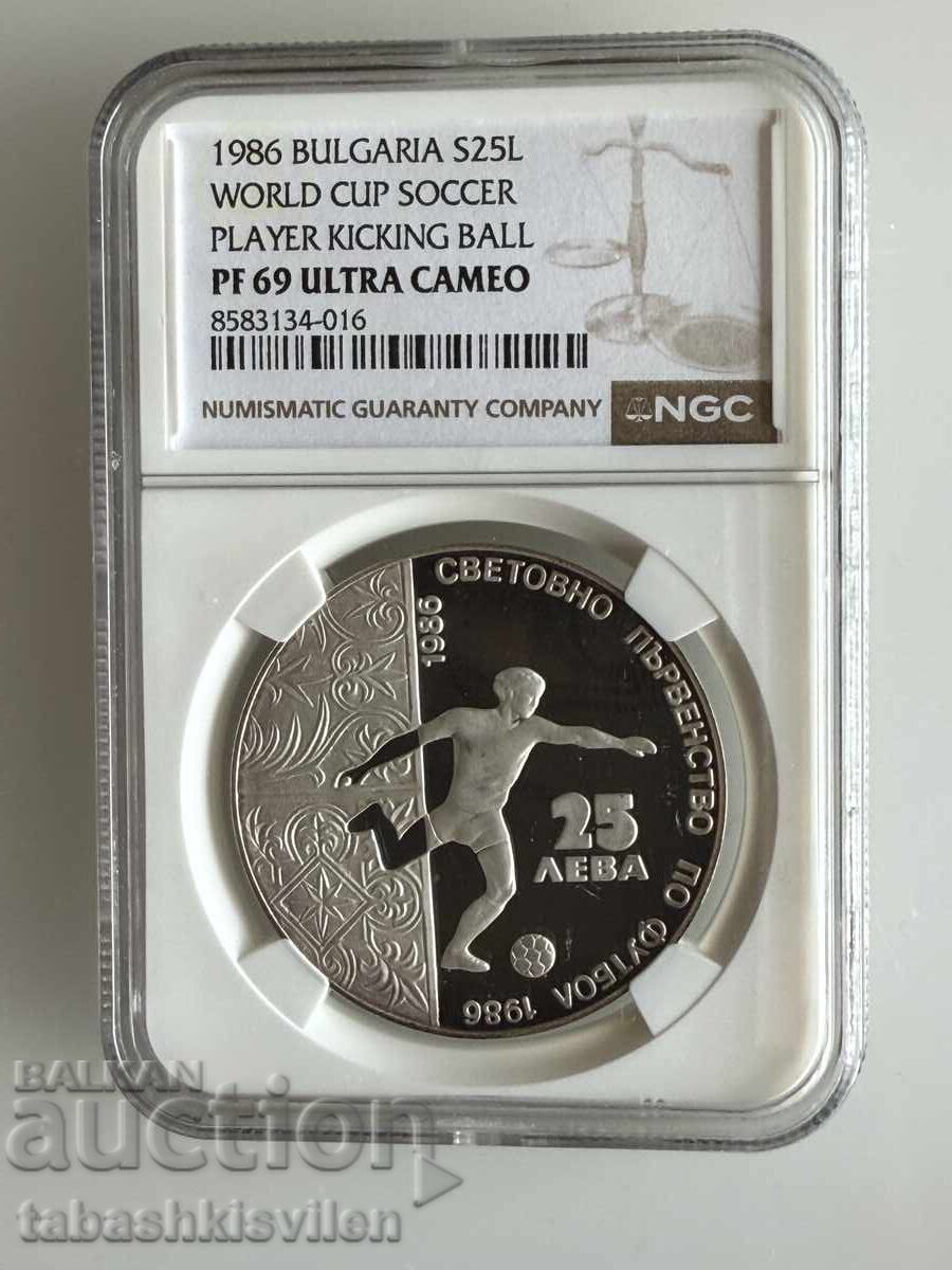 25 leva 1986 fotbalist NGC PF 69 25 leva 1986 fotbalist NGC PF 69