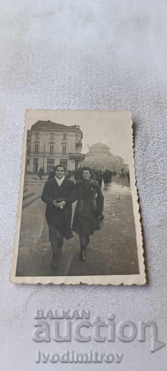 Fotografie Sofia Două fete tinere în fața Palatului de Justiție