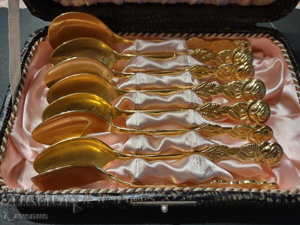 Set 8 tacâmuri, lingurițe pentru tort, petrecere, placate cu aur cu preț € 69.00 | 134.95 BGN Set 8 tacâmuri, lingurițe pentru tort, petrecere, placate cu aur cu preț € 69.00 | 134.95 BGN