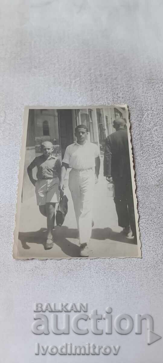 Fotografie Sofia Tânăr și băiat pe strada Levski 1939