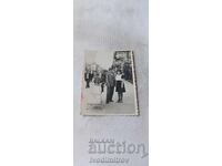 Fotografie Sofia Bărbat două femei și un cărucior retro pentru copii