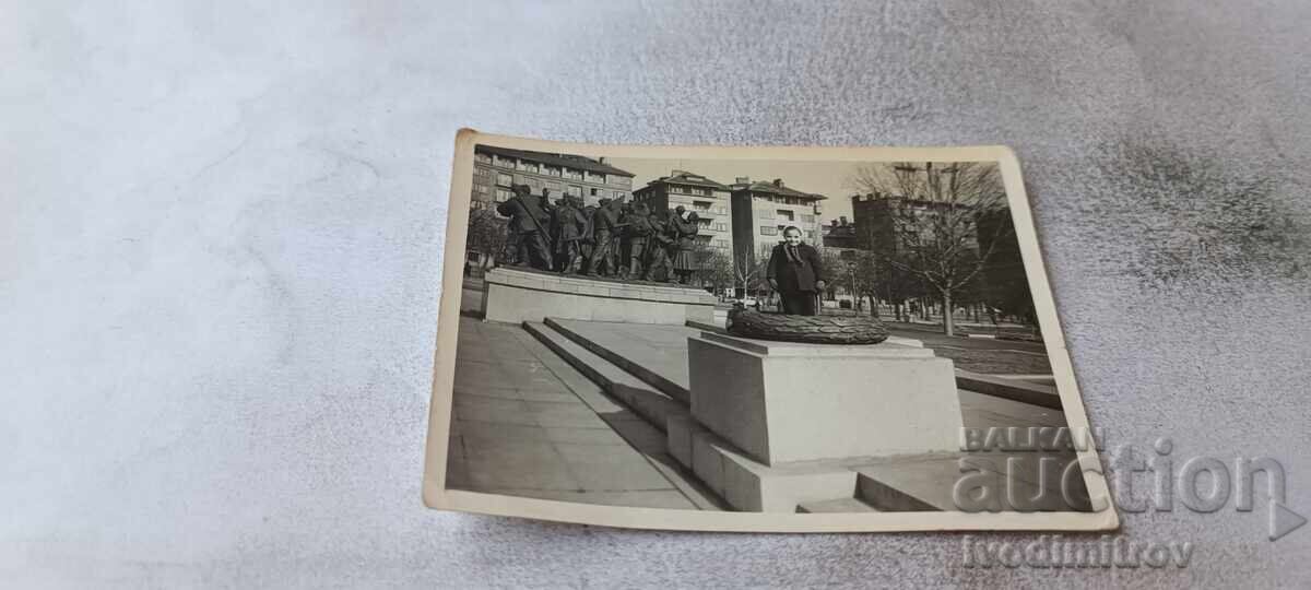 Fotografie Sofia Femeie lângă Monumentul Armatei Sovietice