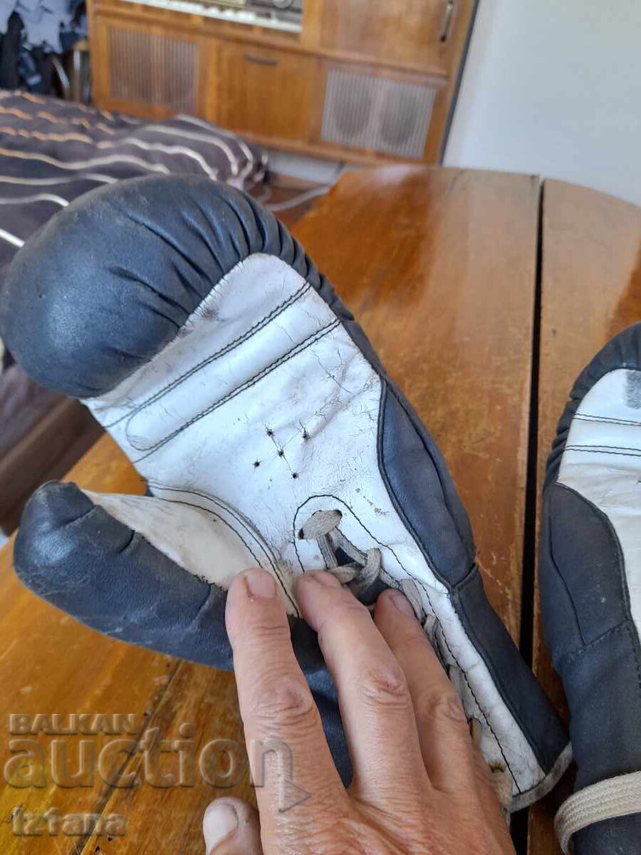 Delivery of Old boxing gloves Delivery of Old boxing gloves