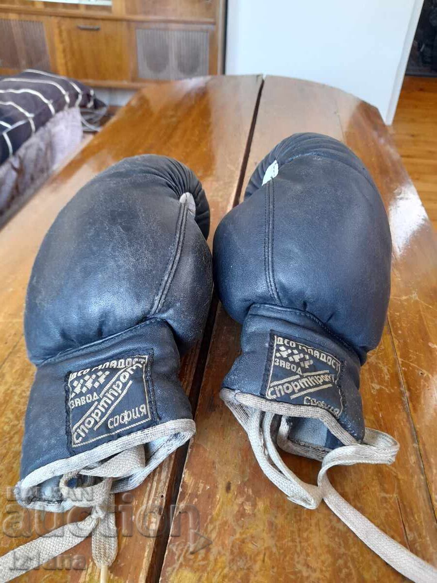 Old boxing gloves - 6 Old boxing gloves - 6