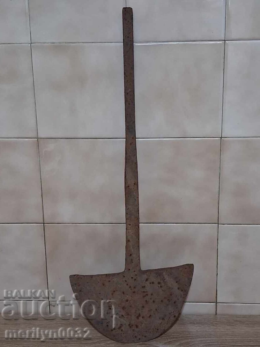 Licitație Plug forjat manual dintr-un plug vechi, bip din fier forjat Licitație Plug forjat manual dintr-un plug vechi, bip din fier forjat