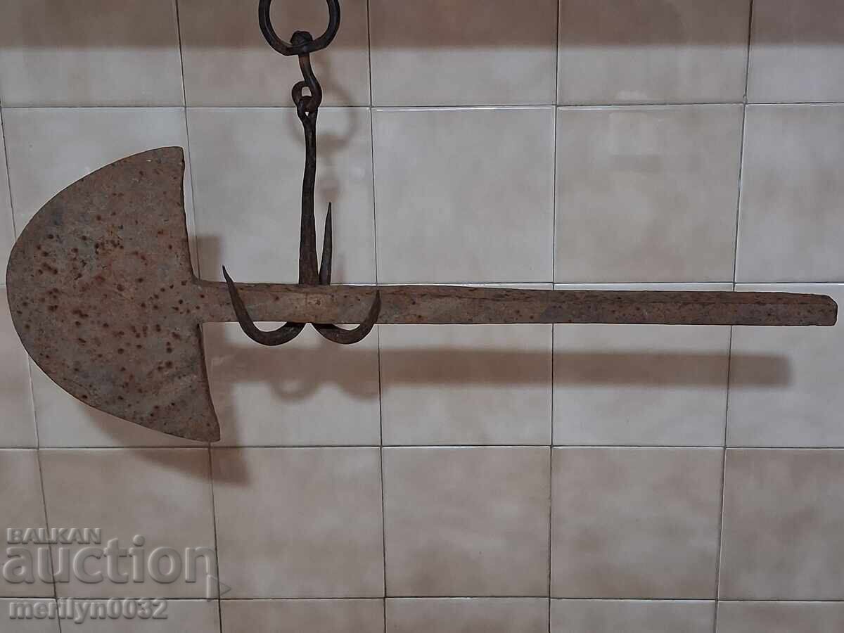Livrarea Plug forjat manual dintr-un plug vechi, bip din fier forjat Livrarea Plug forjat manual dintr-un plug vechi, bip din fier forjat