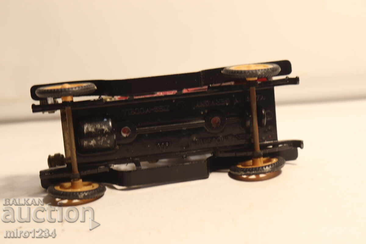 MODEL AUTO FORD 1/43 ZISS JUCĂRIE MODEL RETRO - 6 MODEL AUTO FORD 1/43 ZISS JUCĂRIE MODEL RETRO - 6