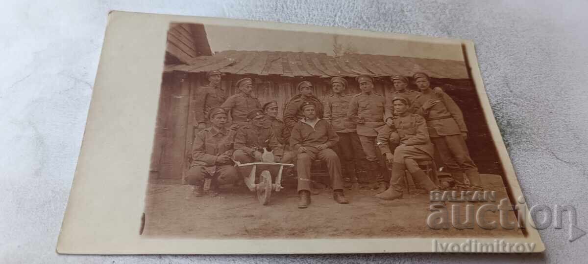 Fotografie Ofițeri și soldați pe front P M C Fotografie Ofițeri și soldați pe front P M C