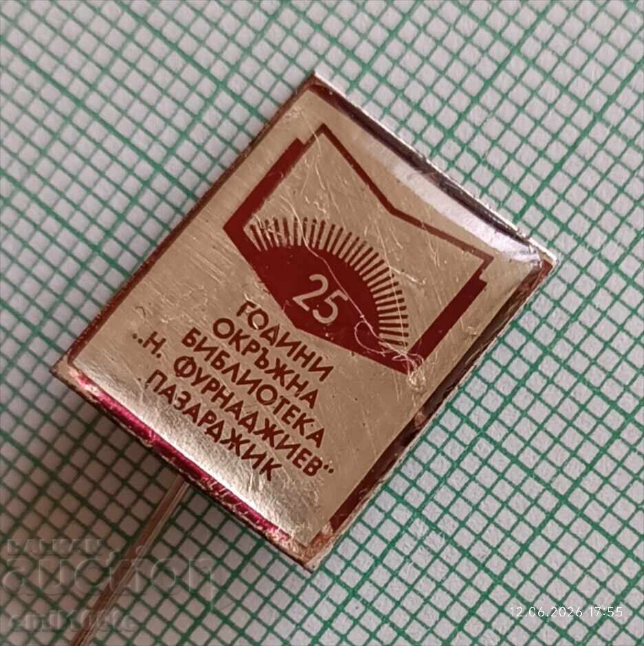 Insignă - 25 ani Biblioteca Județeană N. Furnadzhiev Pazardzhik cu preț € 0.50 | 0.98 BGN