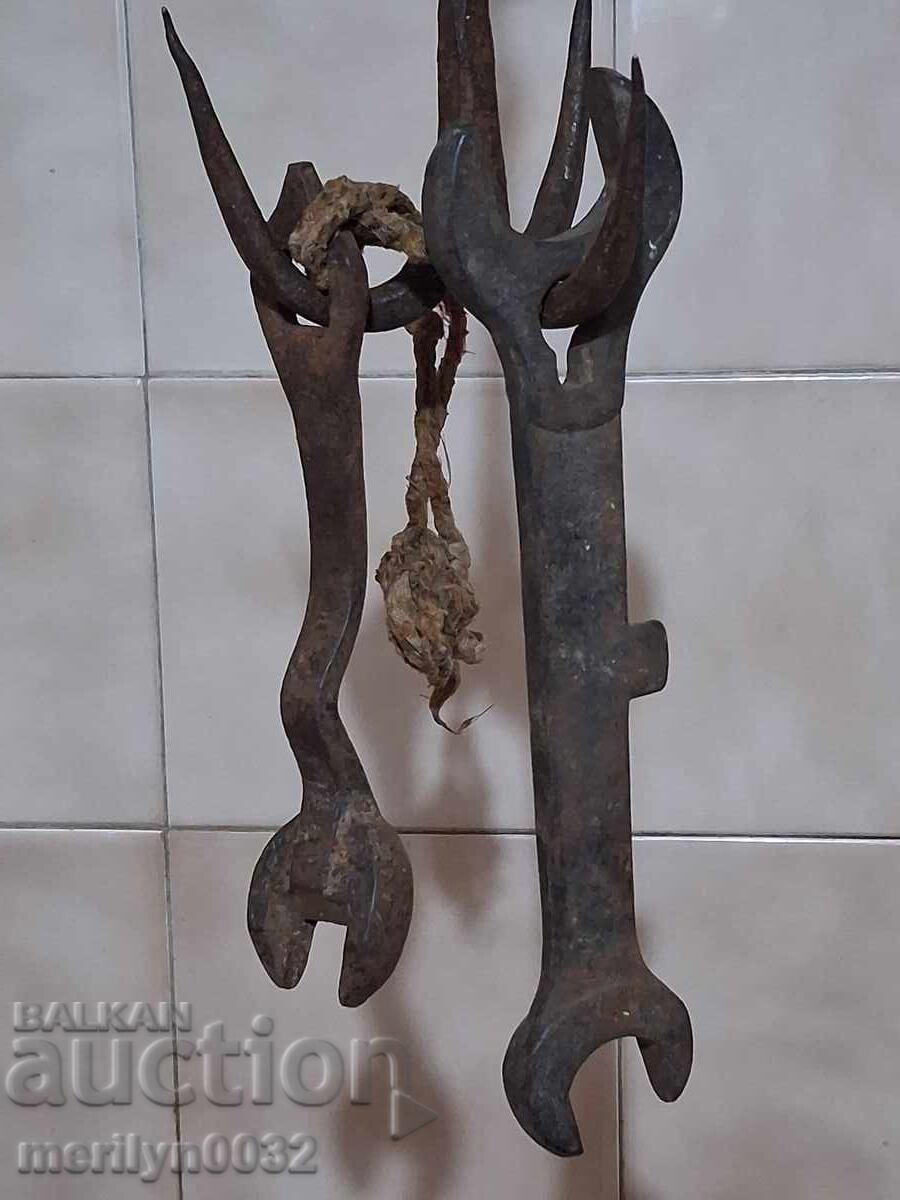 Cheie veche forjată de fierar pentru căruță cu preț € 29.32 | 57.35 BGN Cheie veche forjată de fierar pentru căruță cu preț € 29.32 | 57.35 BGN