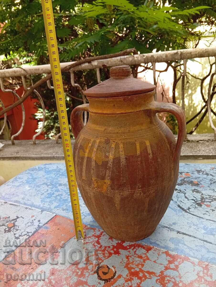 Παλιό πιθάρι με καπάκι Παλιό πιθάρι με καπάκι