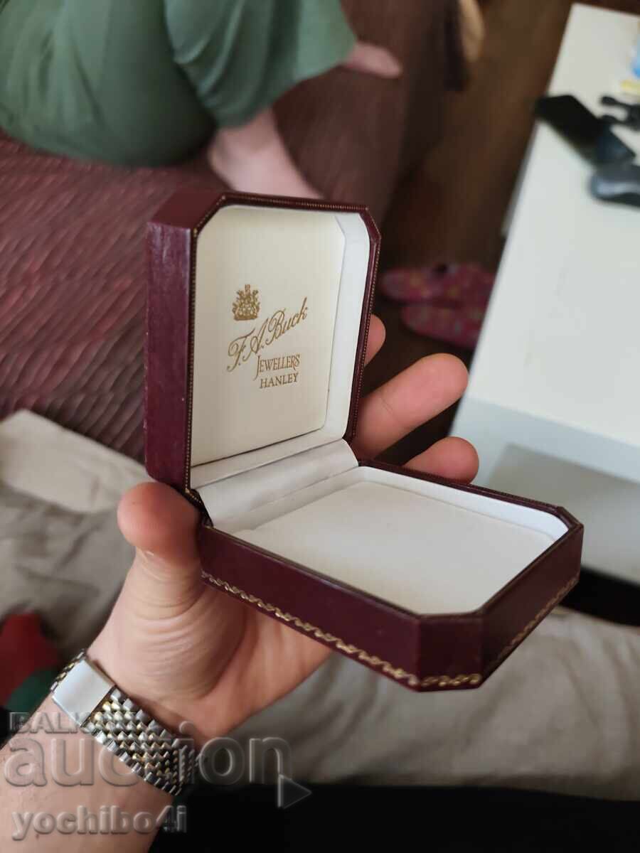 Licitație O cutie de bijuterii