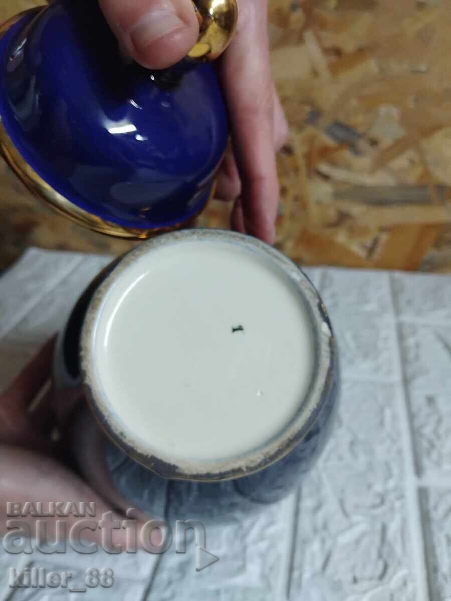 Licitație Vază vintage din porțelan cu capac Licitație Vază vintage din porțelan cu capac