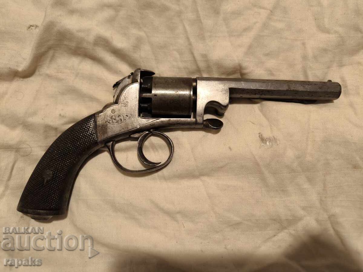 Revolver cu capsă. Armă de colecție, pistol