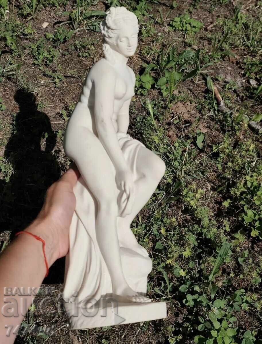 Sculptură elegantă și masivă a zeiței Venus - 6