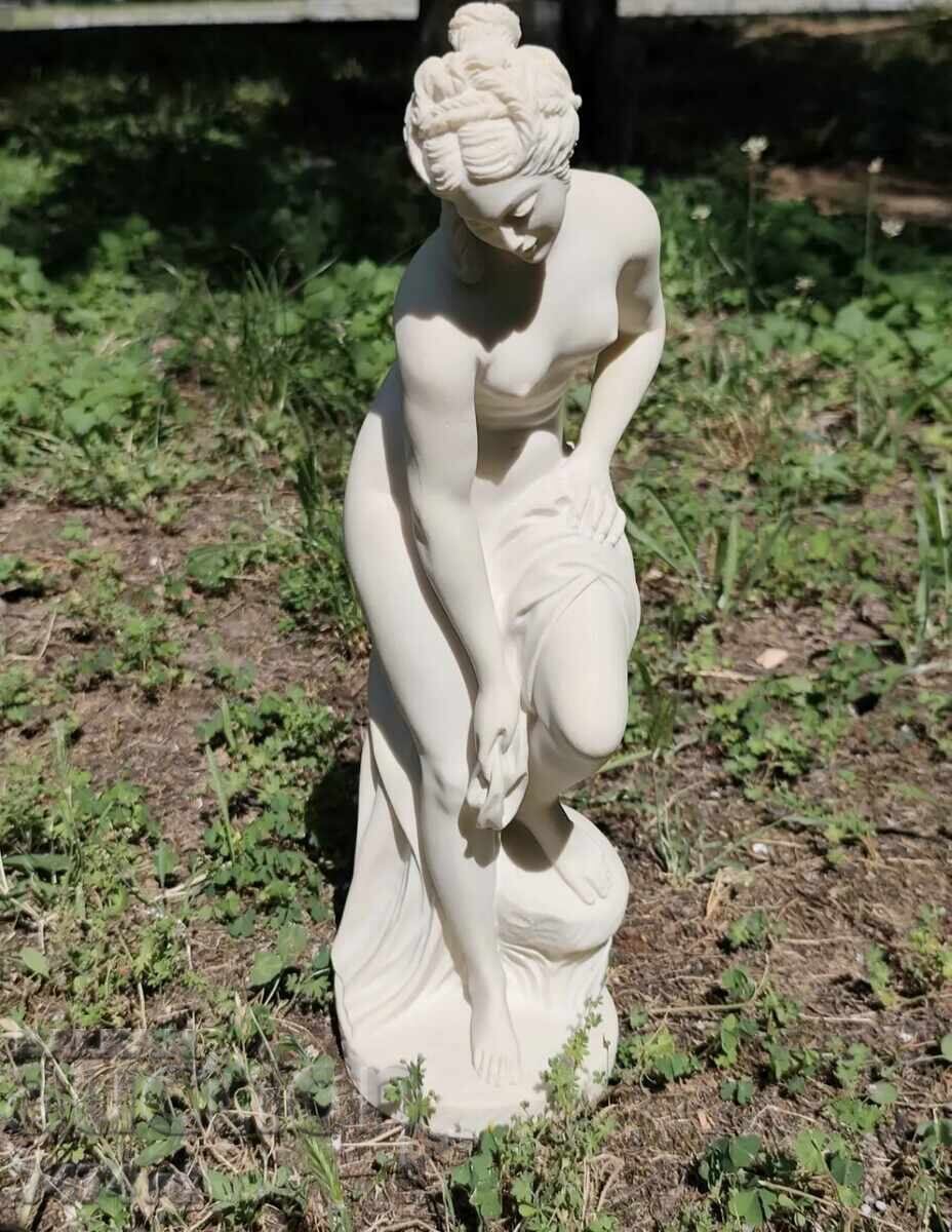 Sculptură elegantă și masivă a zeiței Venus - 7