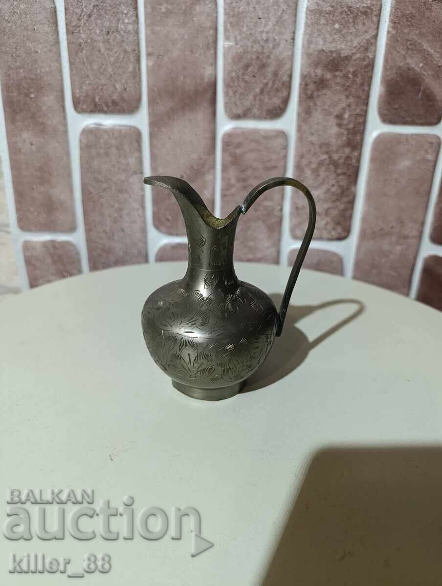 Cană veche din bronz cu gravuri