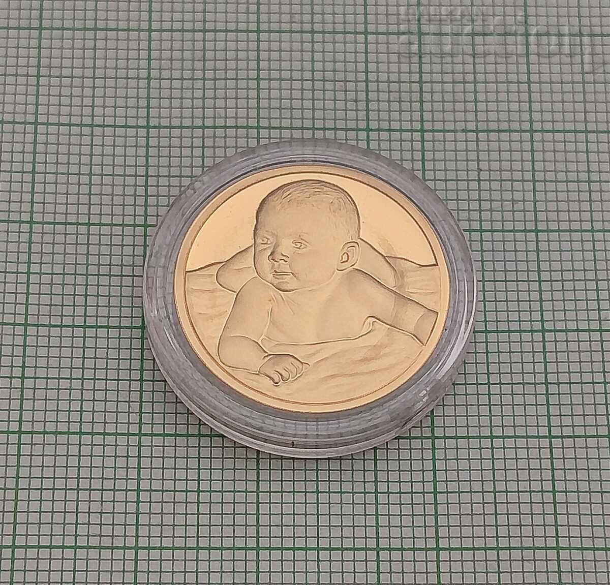 PLACHETĂ PLACATĂ CU AUR PENTRU NOU-NĂSCUT NOROCOS